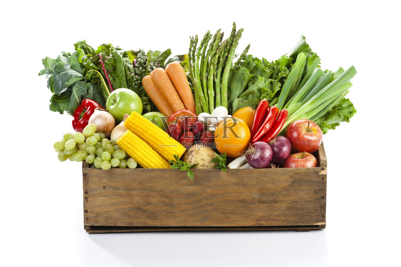 水果和蔬菜在木箱白色背景照片摄影图片