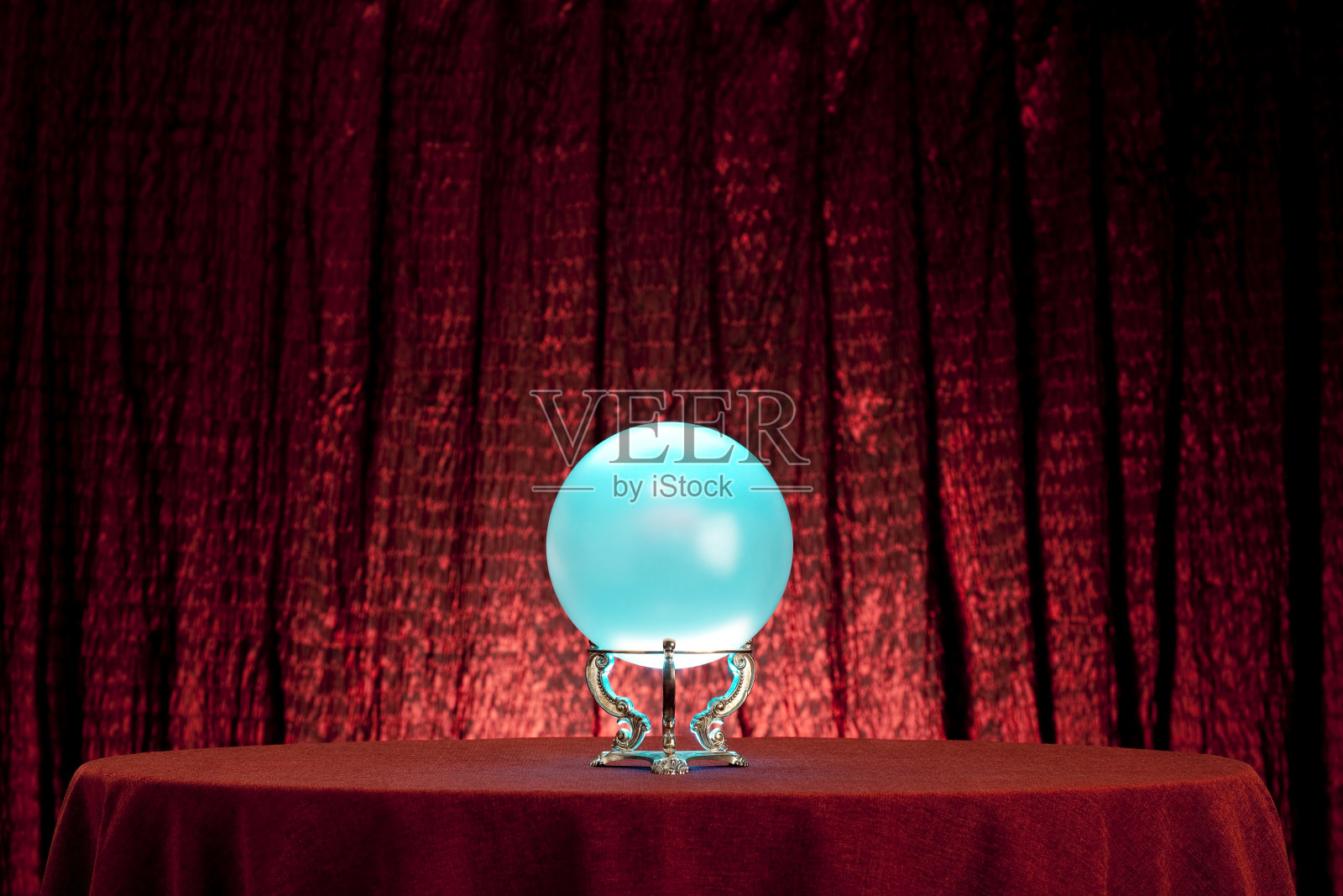 占卜师的神秘水晶球。照片摄影图片