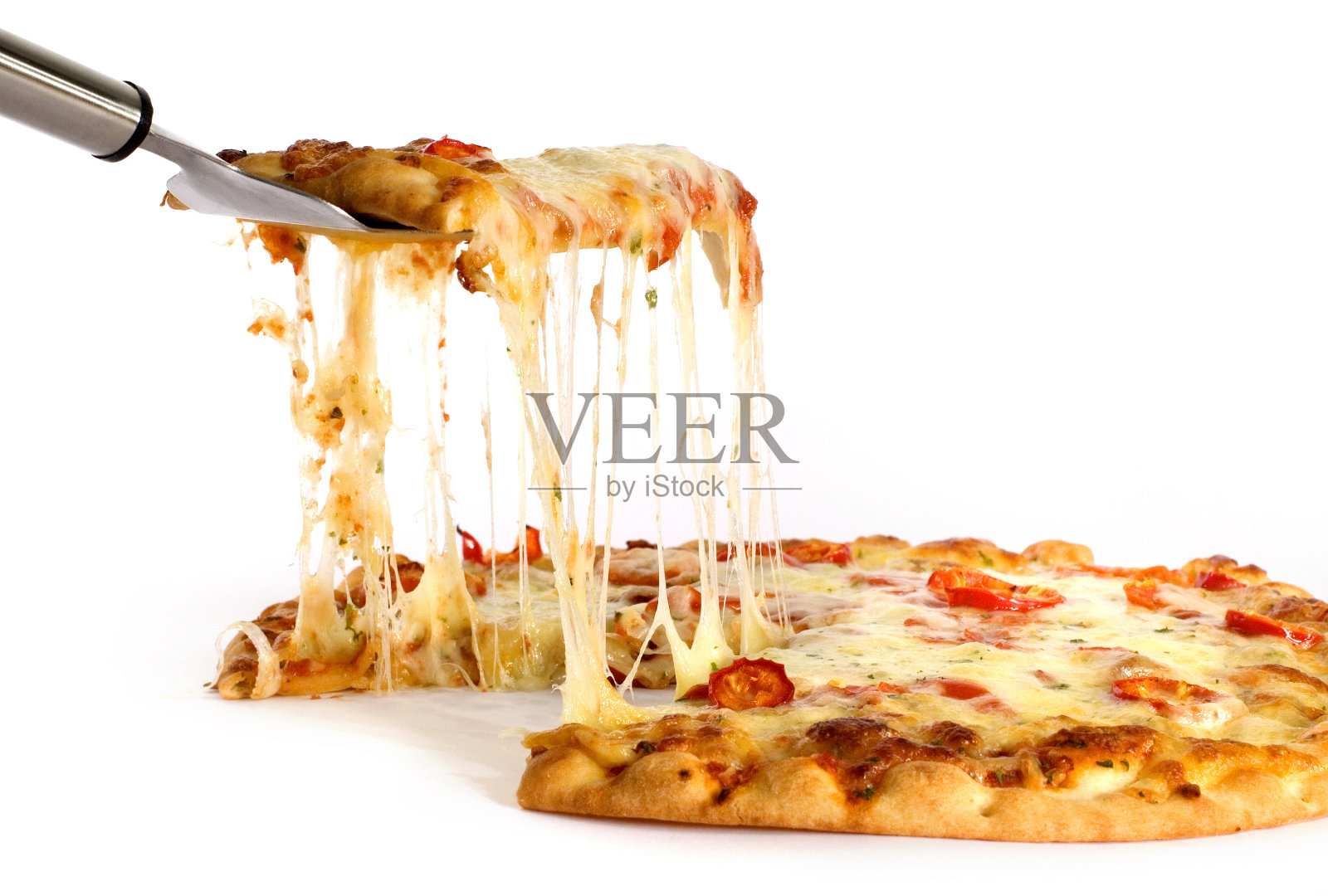 一个意大利辣香肠披萨的特写，有一片被拿走了照片摄影图片