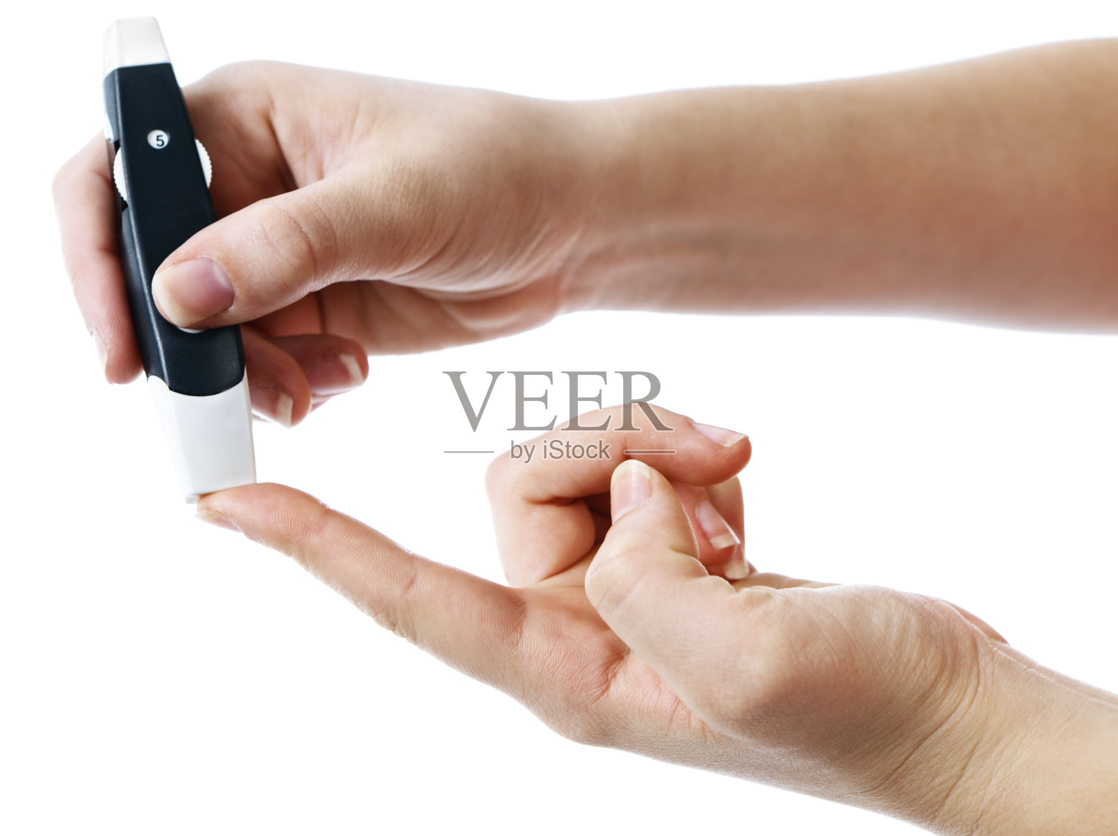 糖尿病患者用手指刺测血糖照片摄影图片