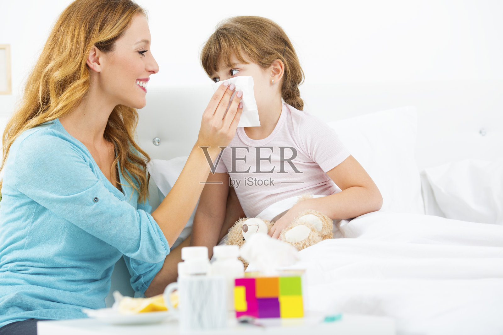 一个学龄前的小女孩打喷嚏打进餐巾，因为她感冒了，鼻塞和鼻涕 对 库存照片 - 图片 包括有 子项, 流感: 175493536