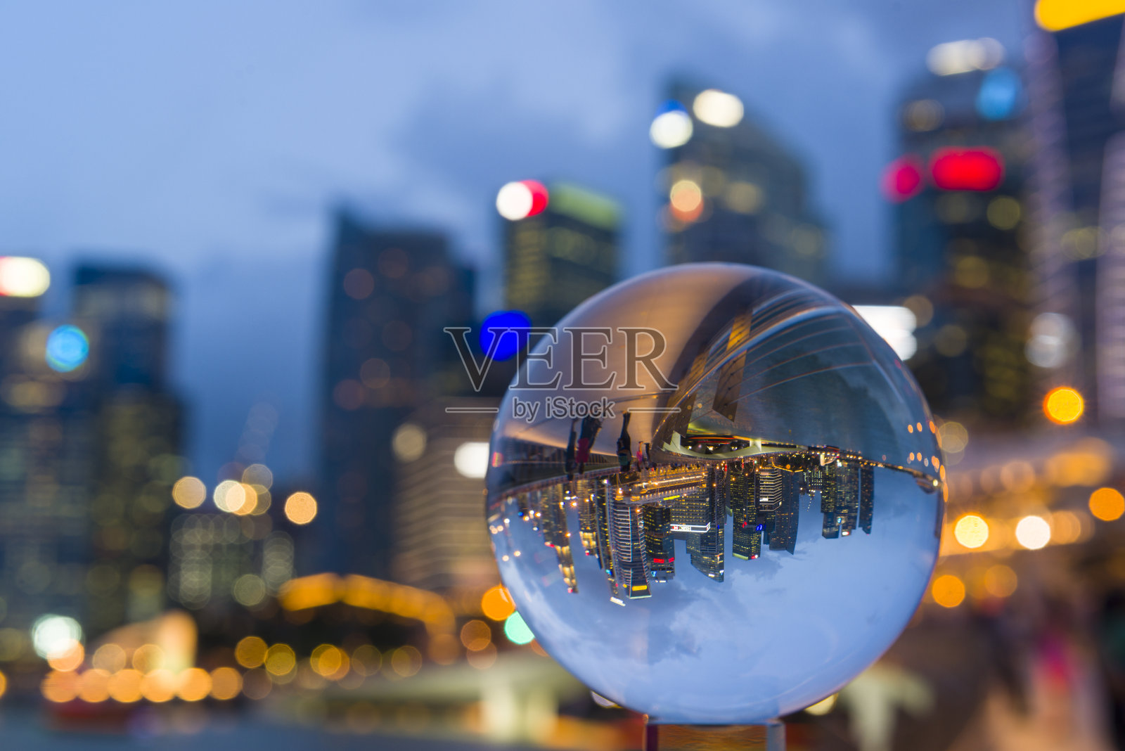 反射新加坡CBD天际线的水晶球照片摄影图片