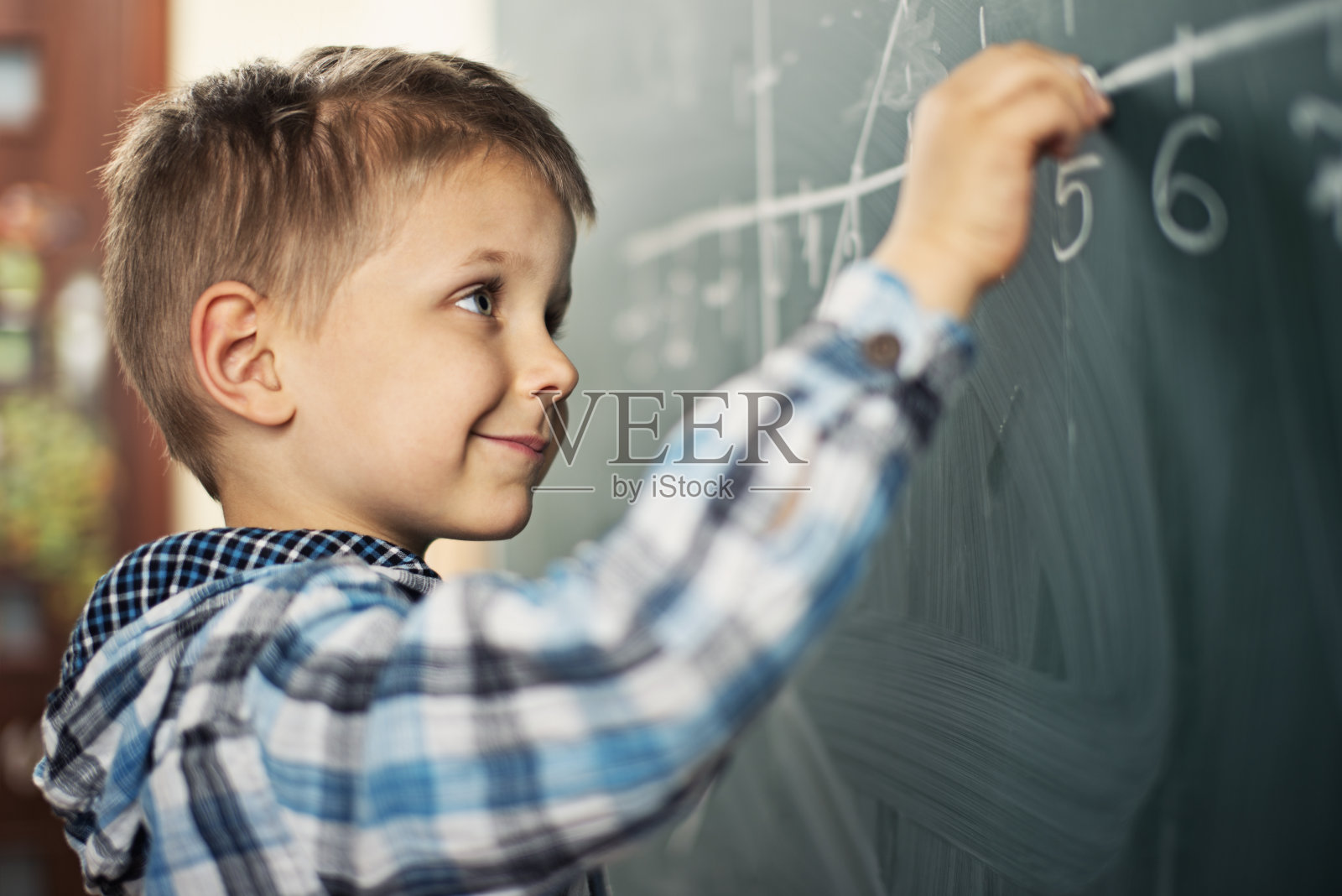 小男孩在学校上数学课照片摄影图片