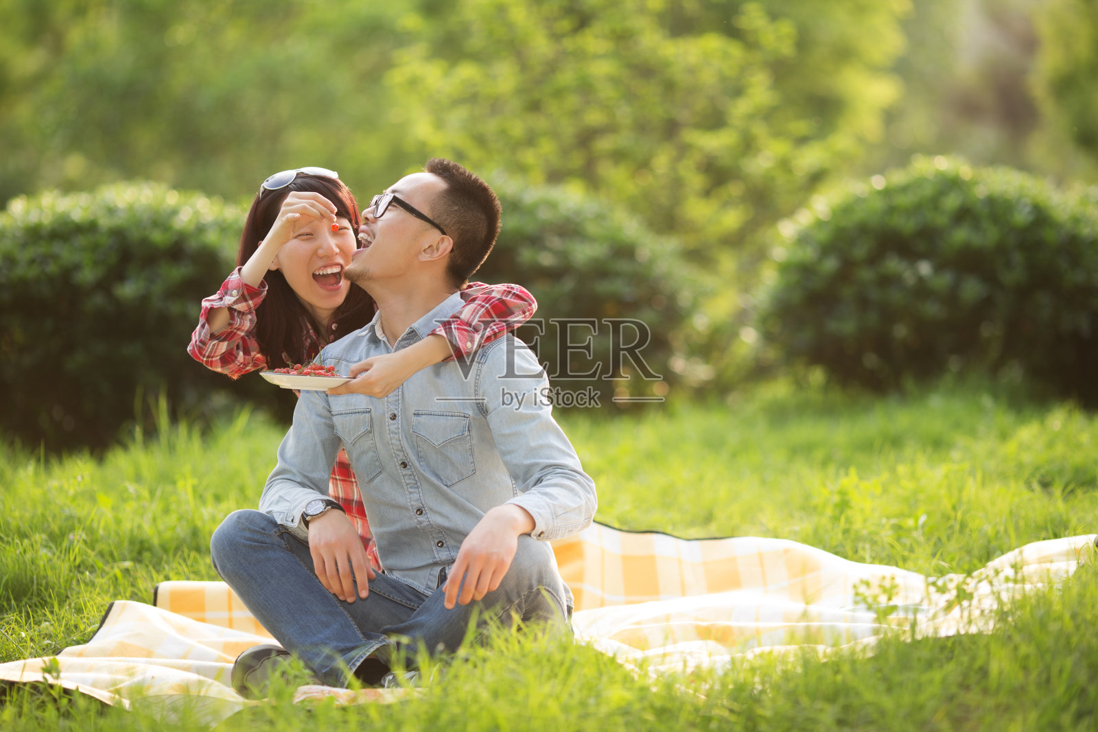 一个快乐的年轻人和一个女人在野餐照片摄影图片