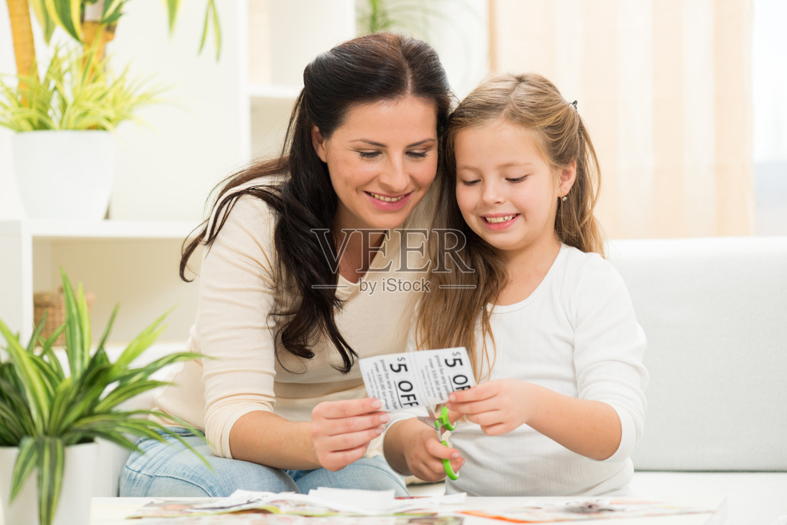 家庭制作购物清单和剪优惠券照片摄影图片