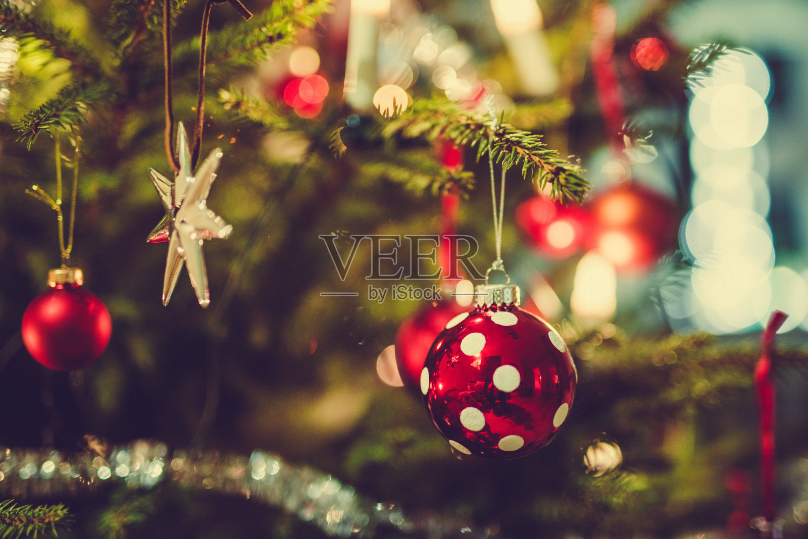 圣诞树和点缀的圣诞装饰品照片摄影图片
