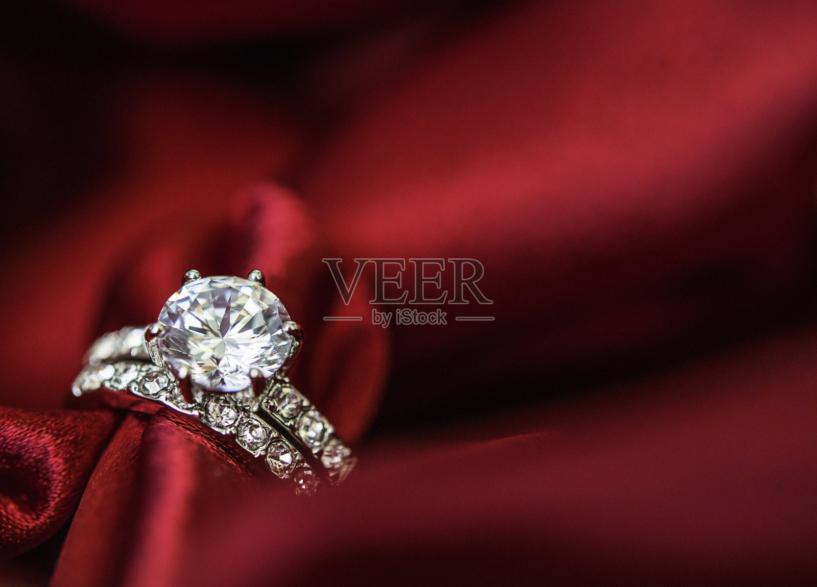 华丽的红色缎子的结婚和订婚戒指照片摄影图片
