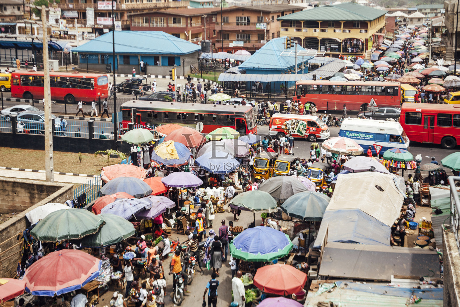 Ikorodu繁忙的市场街道。拉各斯,尼日利亚。照片摄影图片