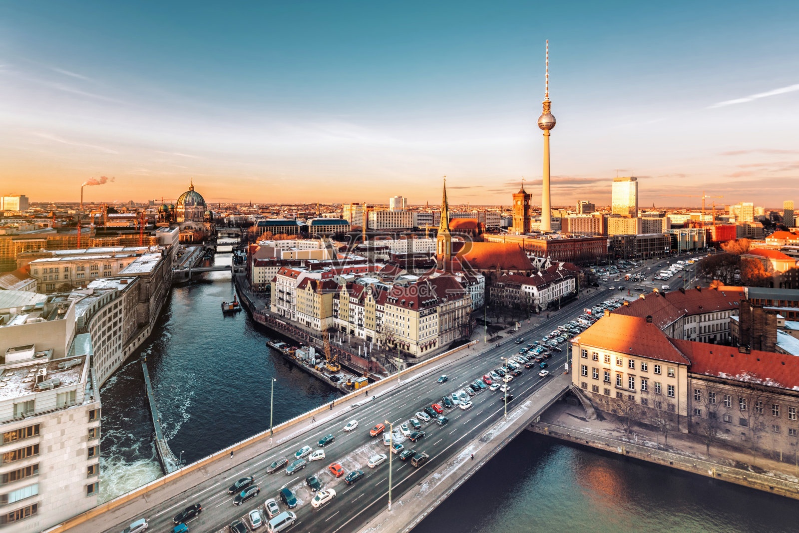 日落时分，电视塔下的柏林城市景观照片摄影图片