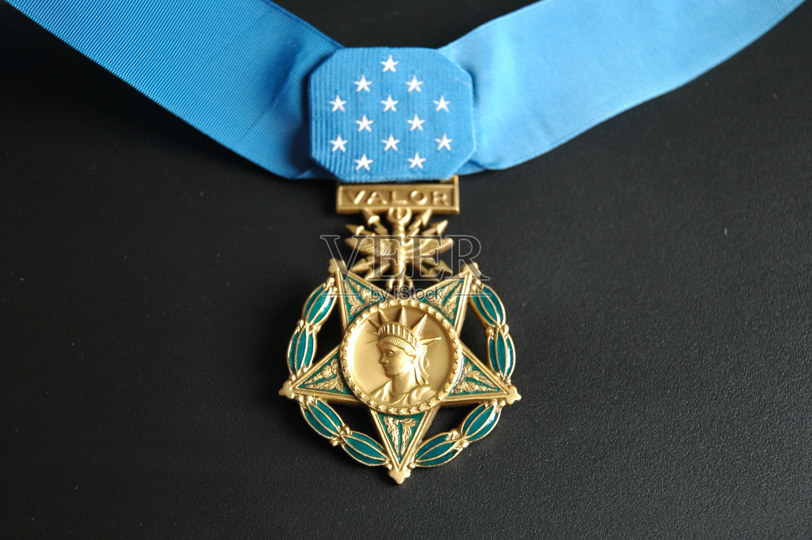 这是一个带着蓝丝带的英勇勋章的特写照片摄影图片