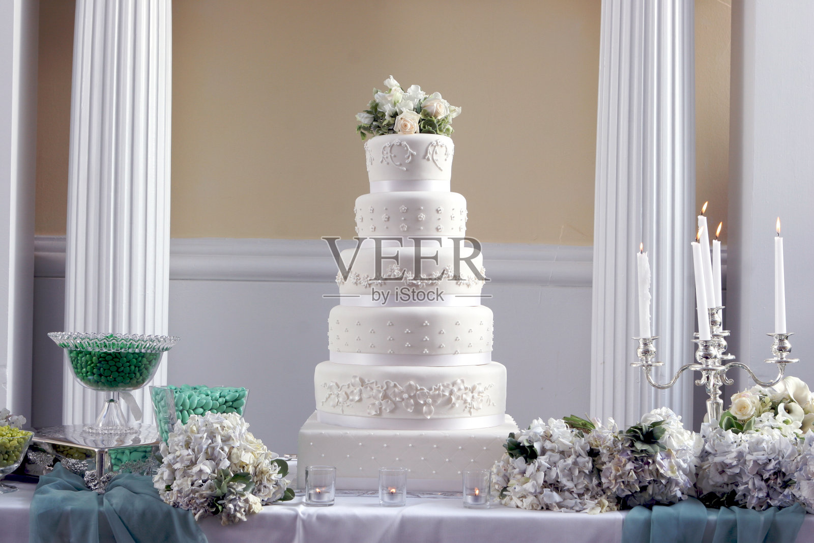 华丽的装饰大高大花哨的婚礼蛋糕中心照片摄影图片