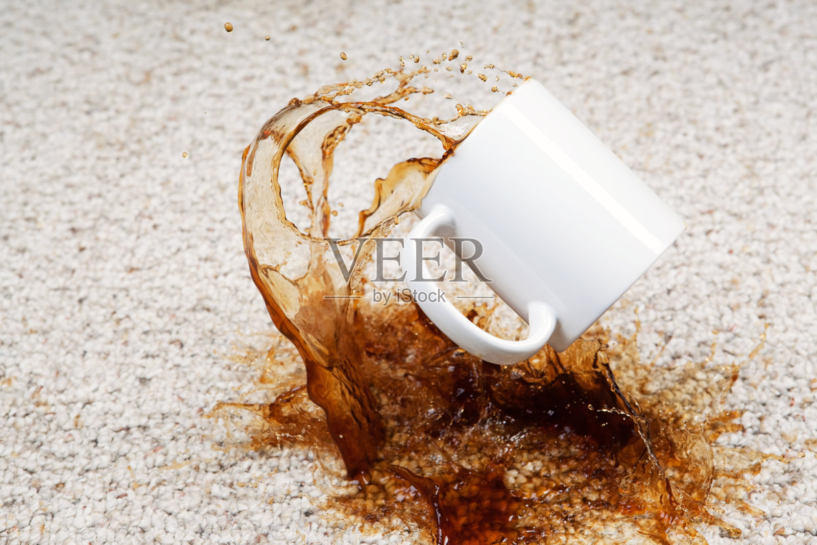 咖啡从杯子里洒到地毯上照片摄影图片