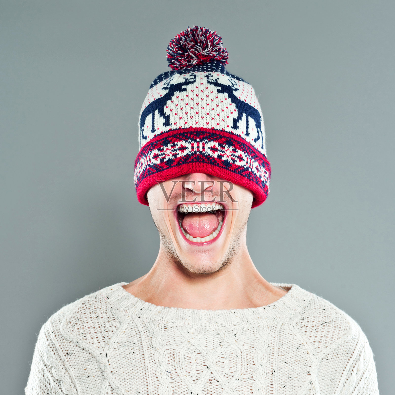 快乐的年轻人在冬天的帽子照片摄影图片