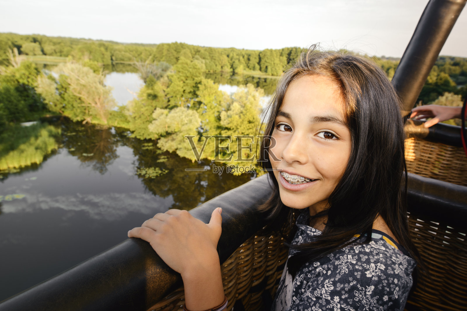 年轻的女孩乘热气球旅行照片摄影图片
