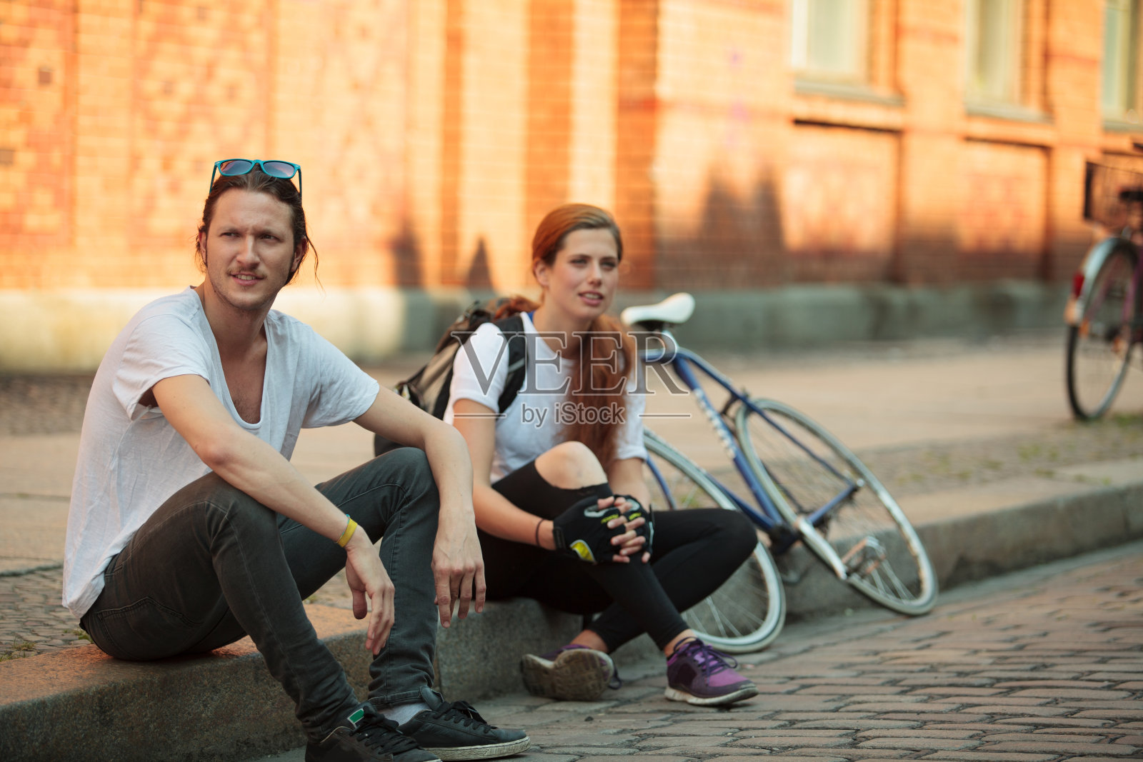 一对夫妇骑自行车环游城市。照片摄影图片