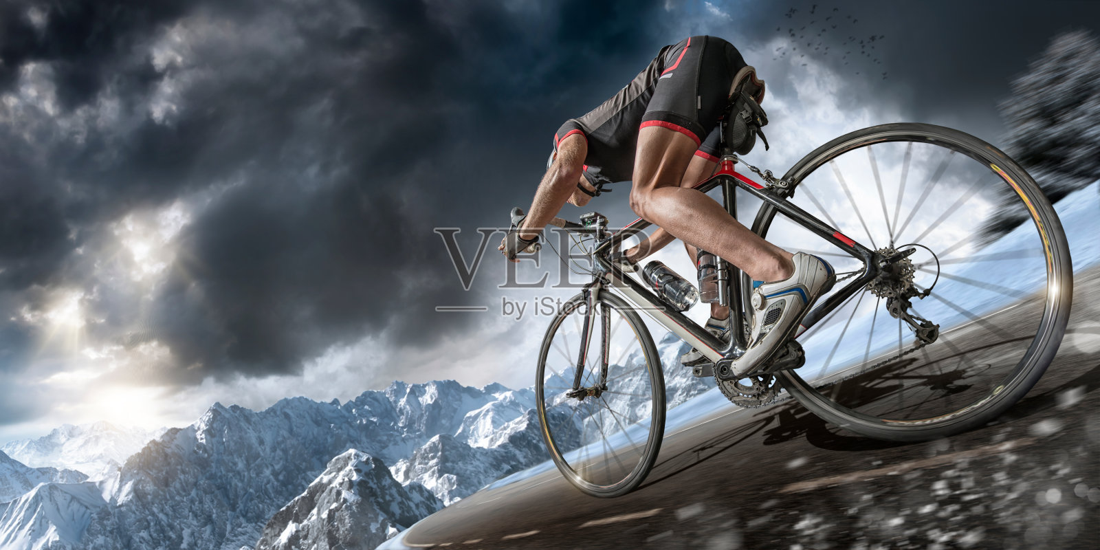 快速下坡自行车在阿尔卑斯山照片摄影图片