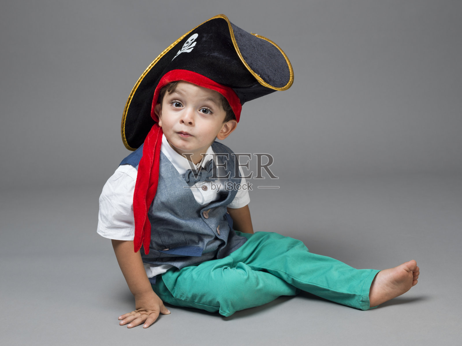 穿着海盗服装的小男孩的肖像照片摄影图片