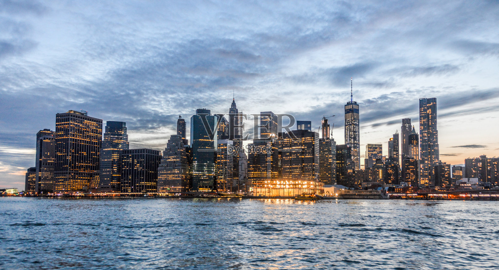 日落时分，史诗般的纽约曼哈顿天际线照片摄影图片