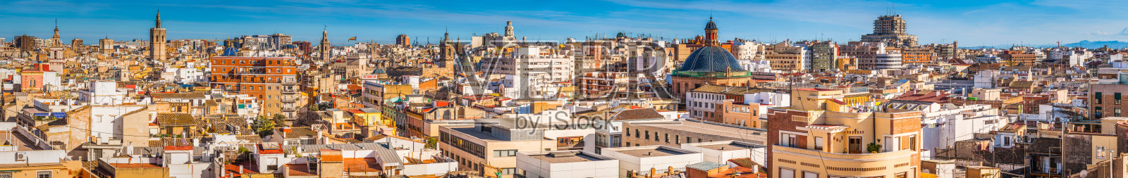 屋顶露台，圆顶，尖顶，日落全景拥挤的城市景观西班牙瓦伦西亚照片摄影图片