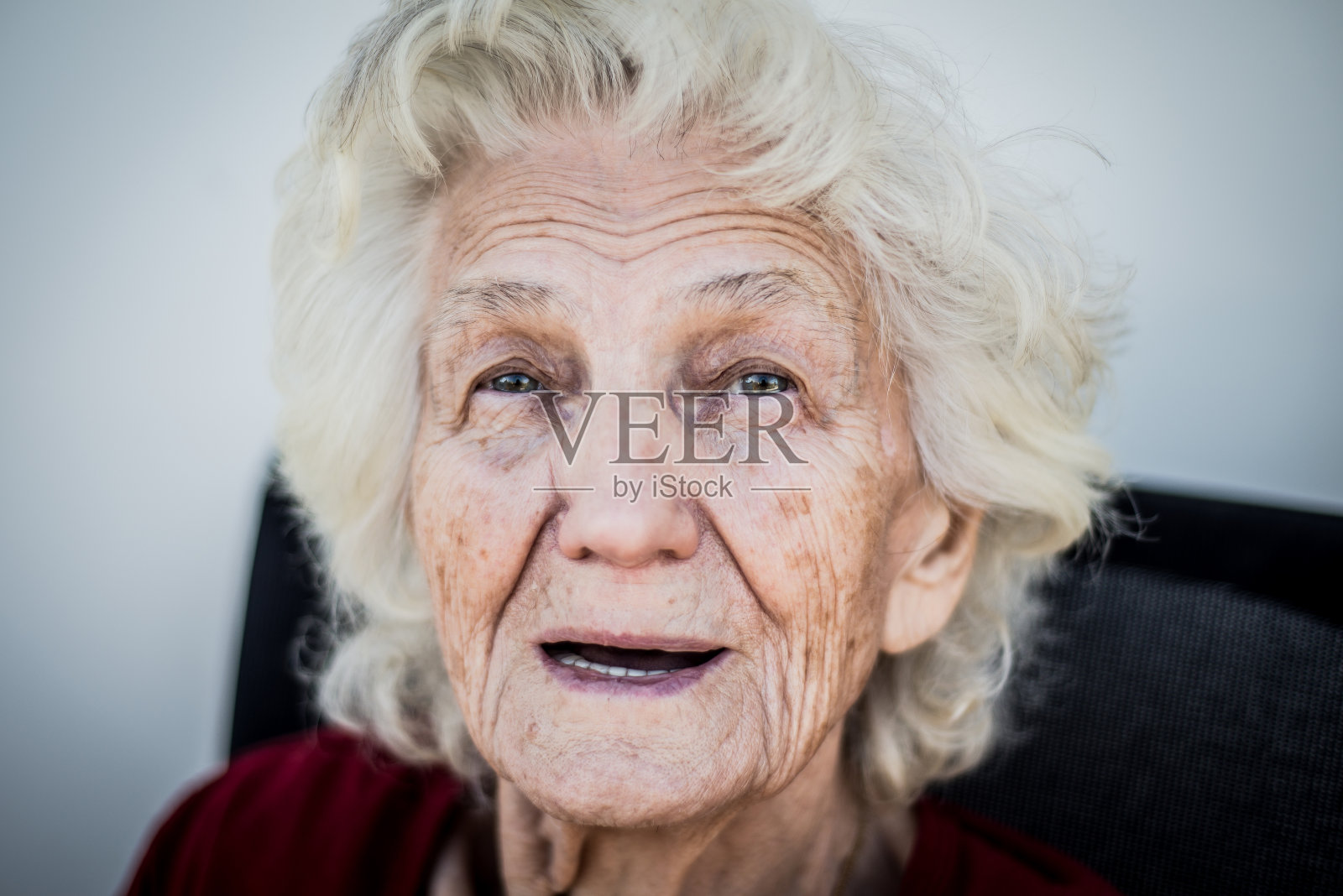 一位看起来很惊讶的老妇人的肖像照片摄影图片