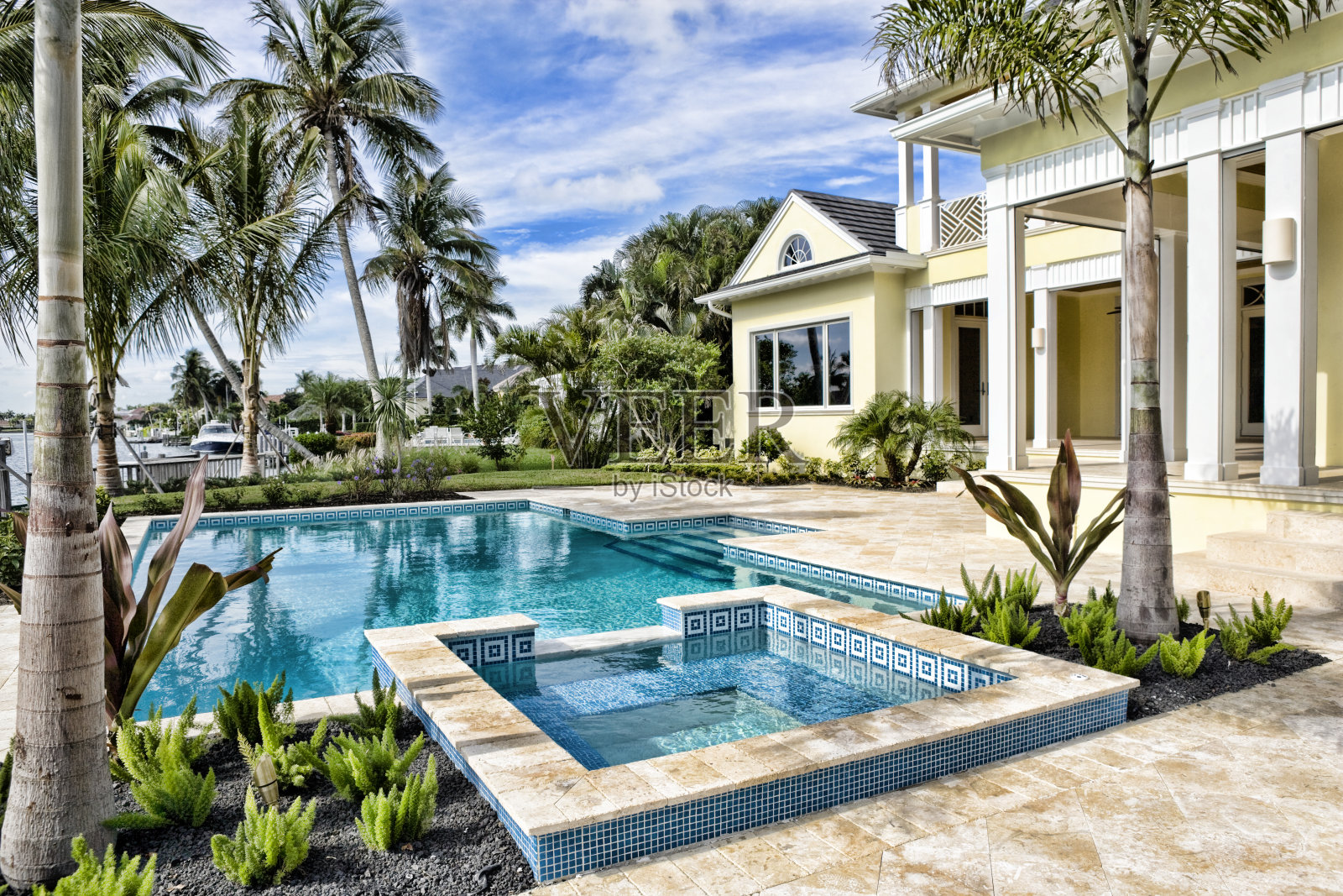 美丽的游泳池与温泉在一个Estate Home照片摄影图片