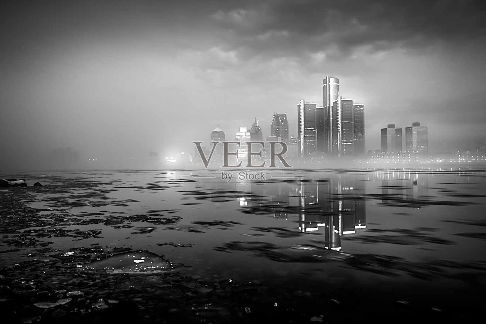 晨雾中的底特律天际线照片摄影图片