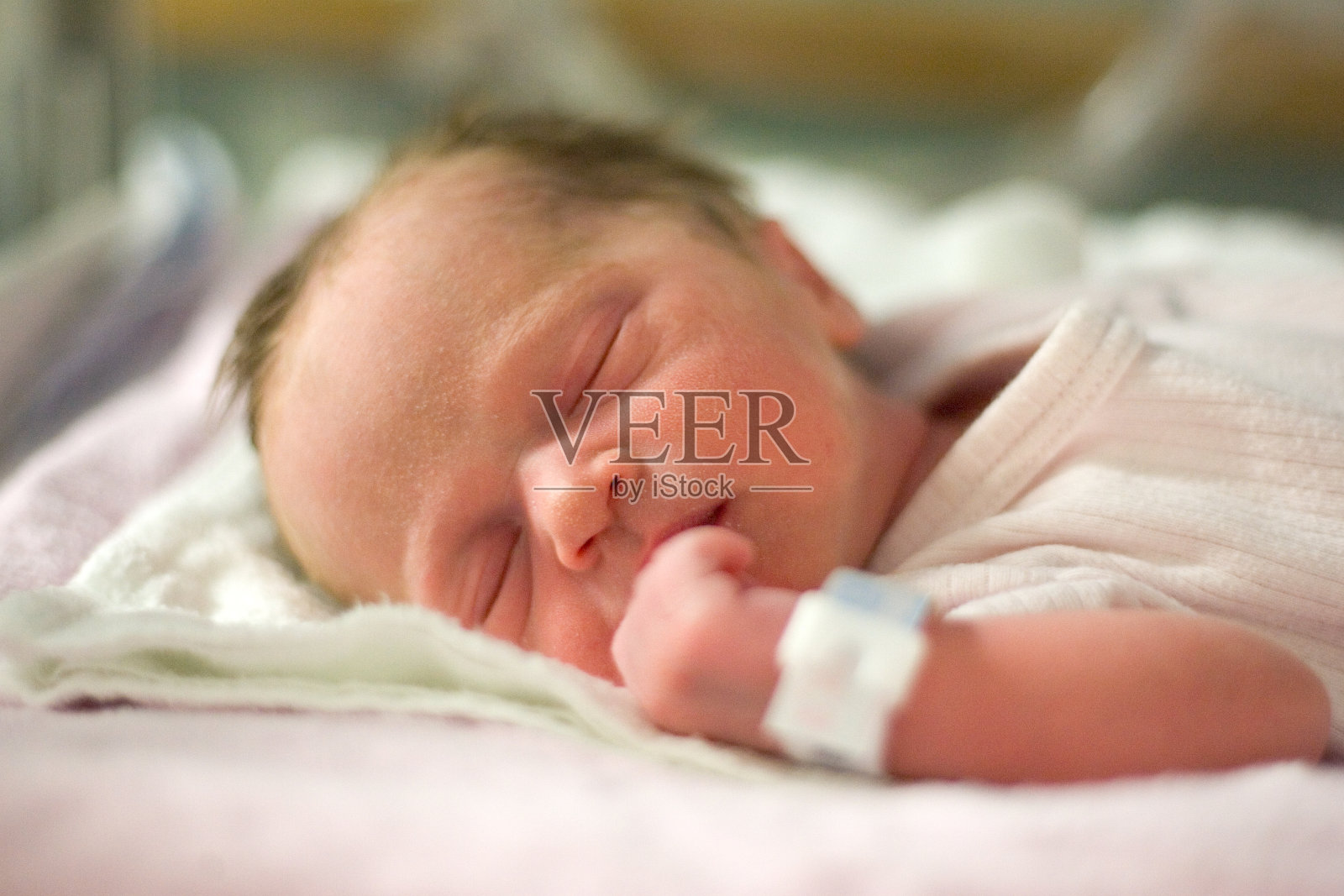 婴儿-在医院出生的第一天照片摄影图片