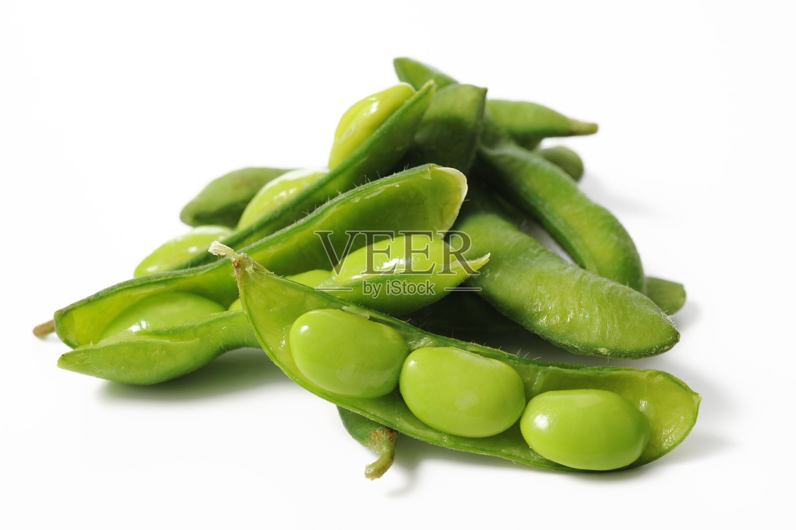 在白色背景上分离开的新鲜煮过的绿色大豆照片摄影图片
