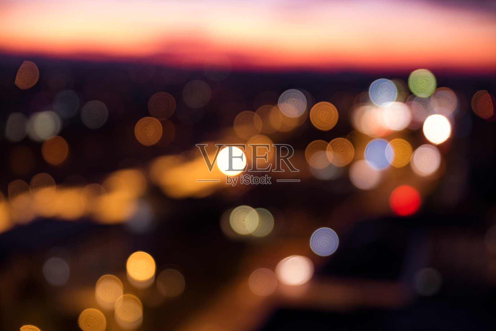 离焦的城市灯光日落后的背景与地平线上的土地照片摄影图片