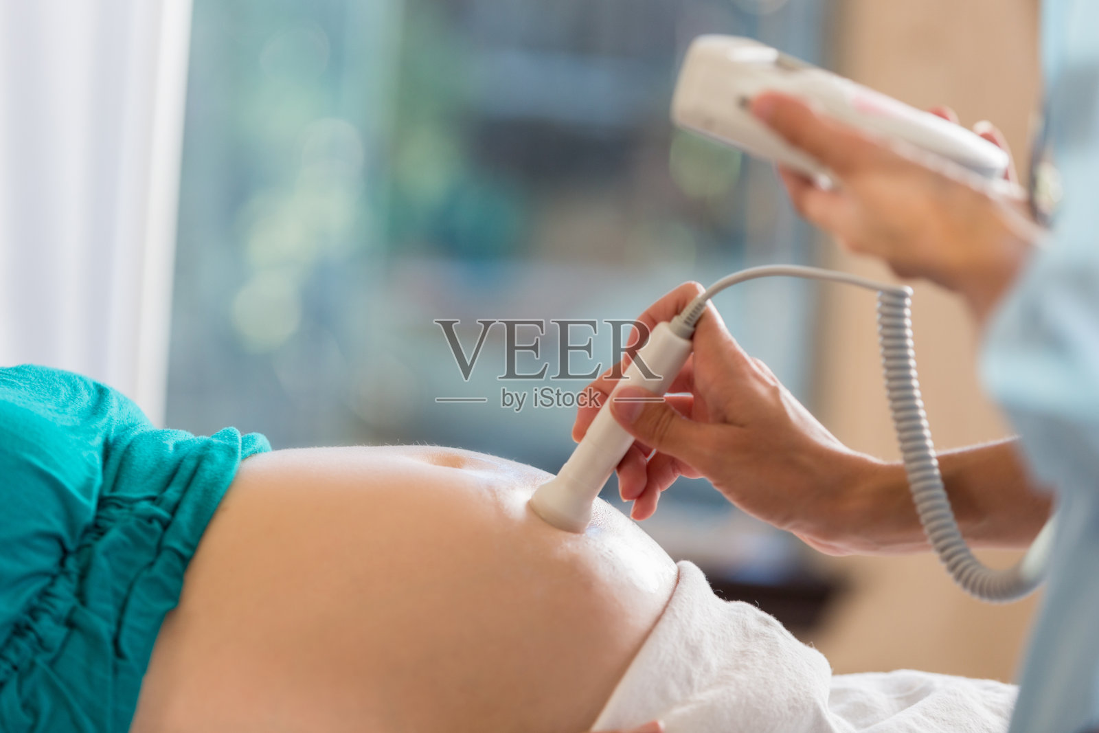 孕妇接受超声波检查的特写照片摄影图片