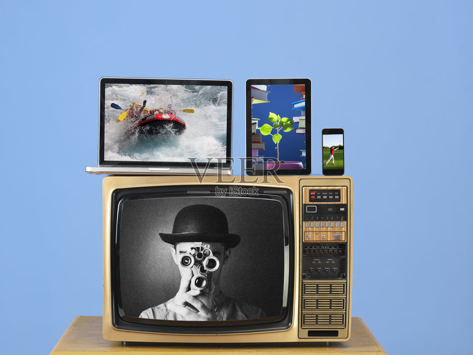 老式电视上的现代电脑、智能手机和平板电脑照片摄影图片