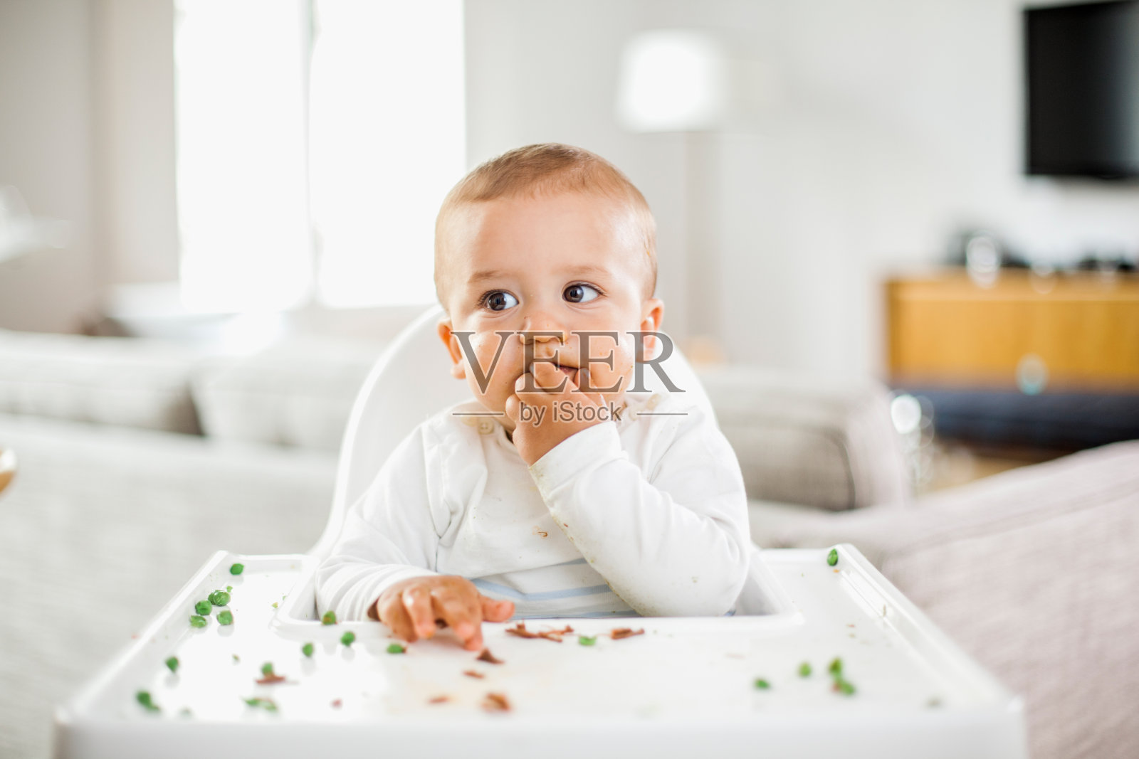 小男孩在吃绿豌豆照片摄影图片