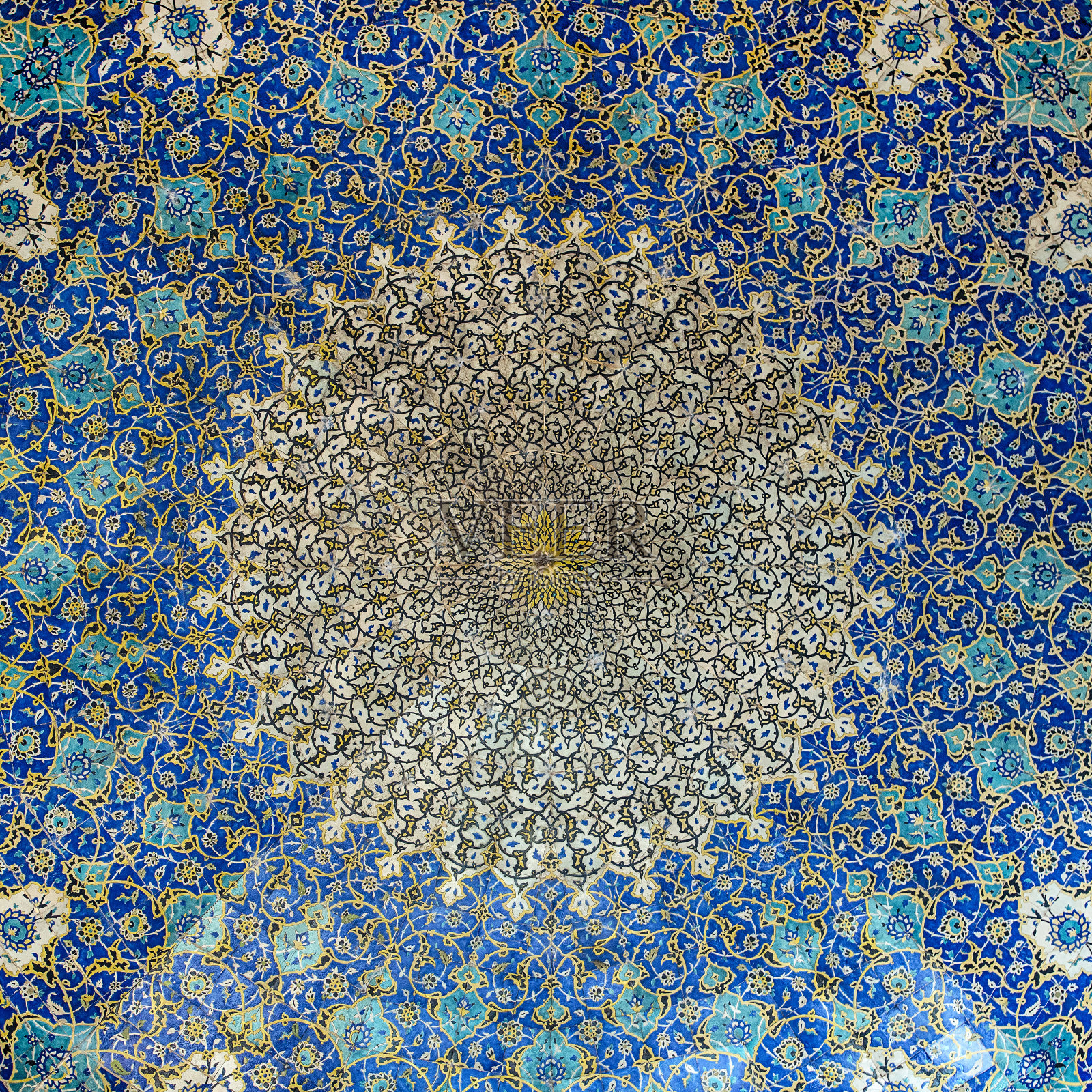 伊朗伊斯法罕伊玛目广场沙阿清真寺天花板上的瓷砖照片摄影图片