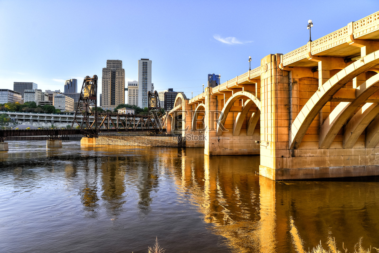 圣保罗，明尼苏达天际线，桥和河字体照片摄影图片
