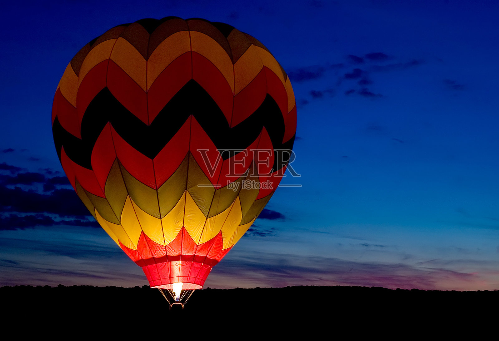 日落时的条纹气球辉光照片摄影图片