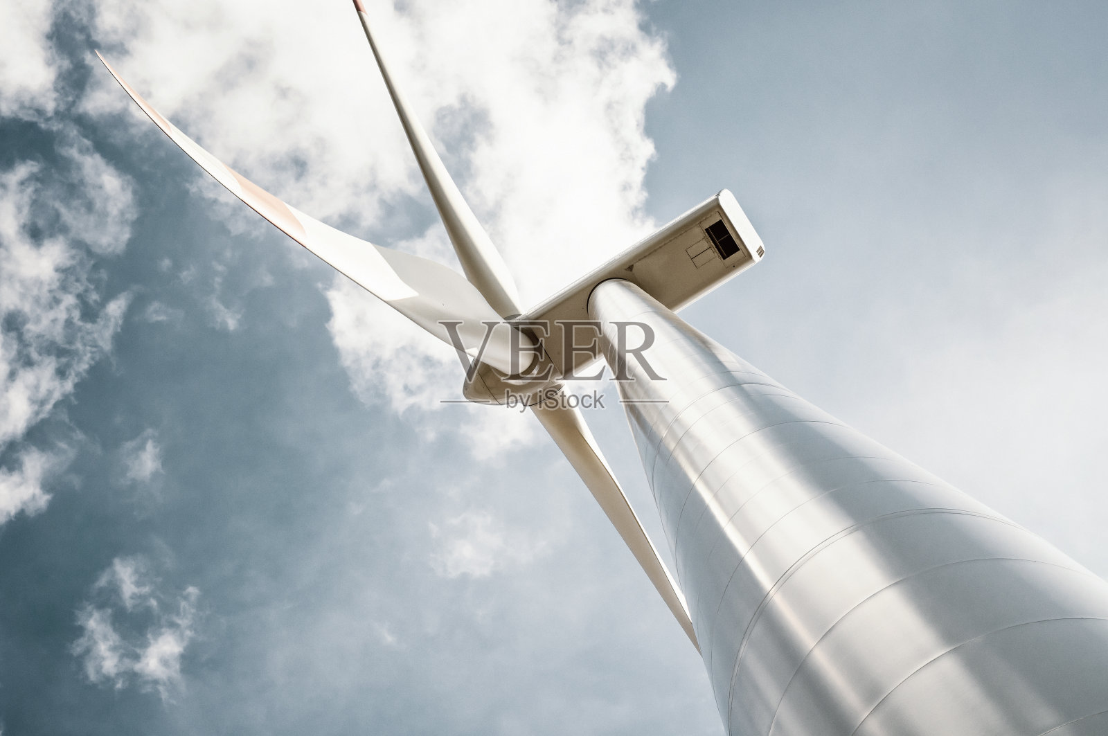 风力涡轮机与蓝色灰色的天空照片摄影图片