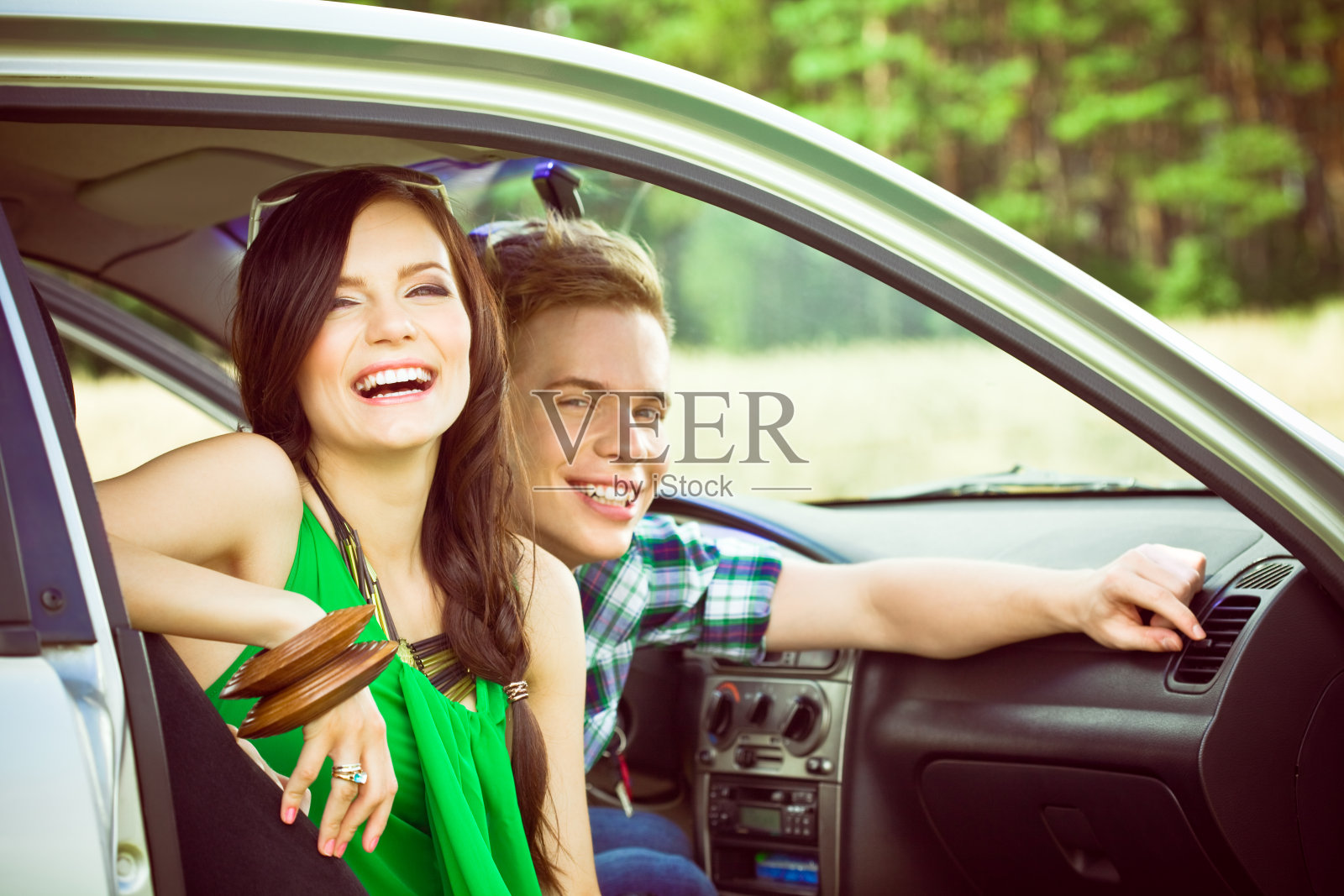 一对快乐的小情侣在车里照片摄影图片
