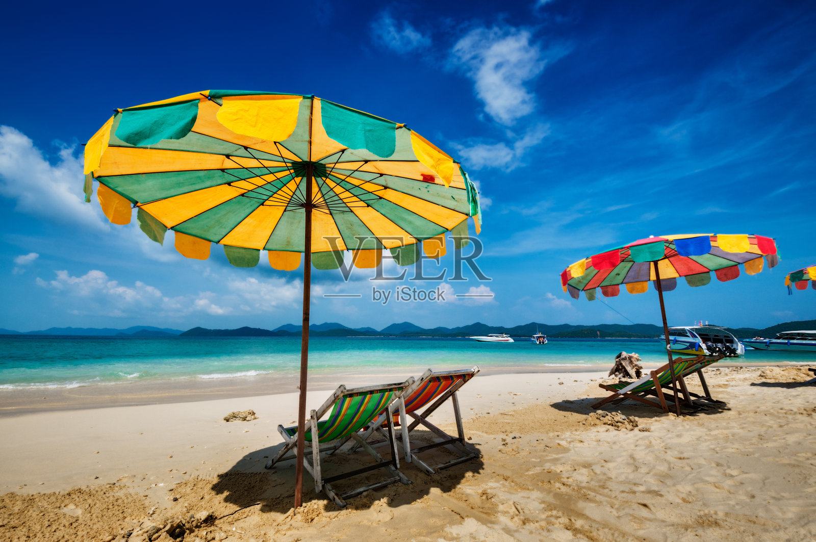 白色沙滩，椅子和雨伞照片摄影图片