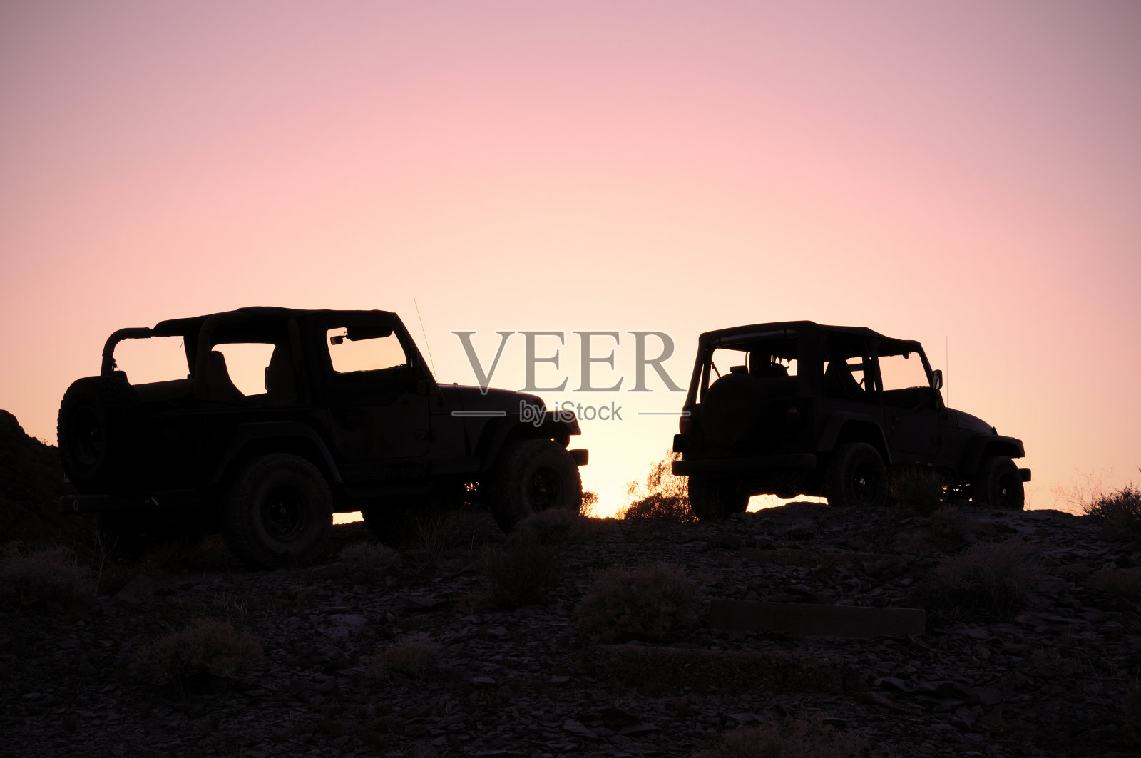 日落沙漠越野照片摄影图片