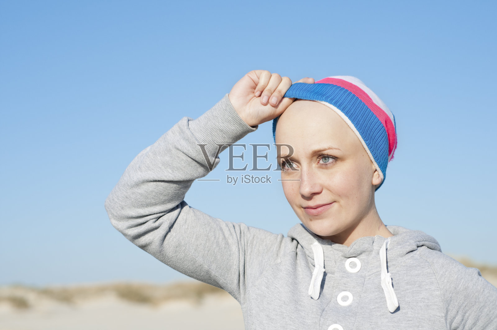 年轻女性因化疗的副作用而出现秃顶照片摄影图片