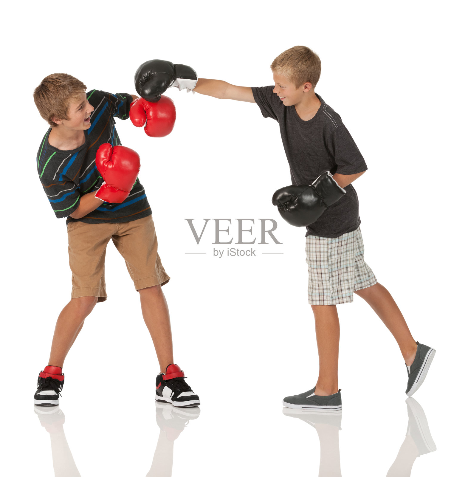 一个十几岁的男孩在和他哥哥练习拳击照片摄影图片