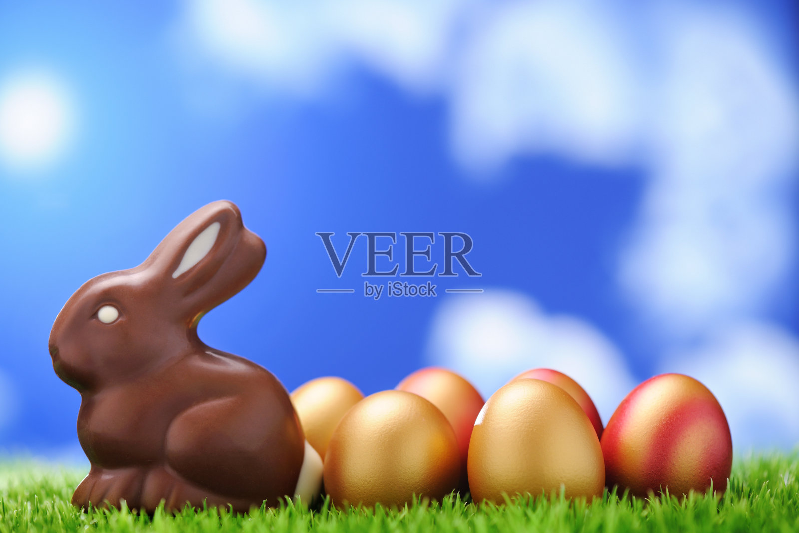 带金色复活节彩蛋的巧克力兔子照片摄影图片