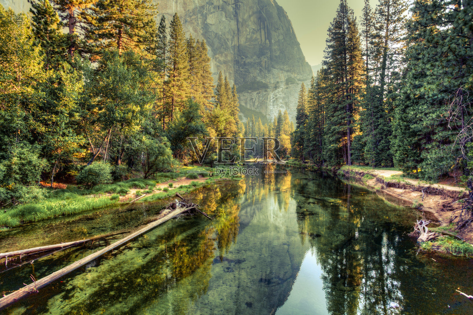 约塞米蒂山谷景观和河流，加利福尼亚照片摄影图片