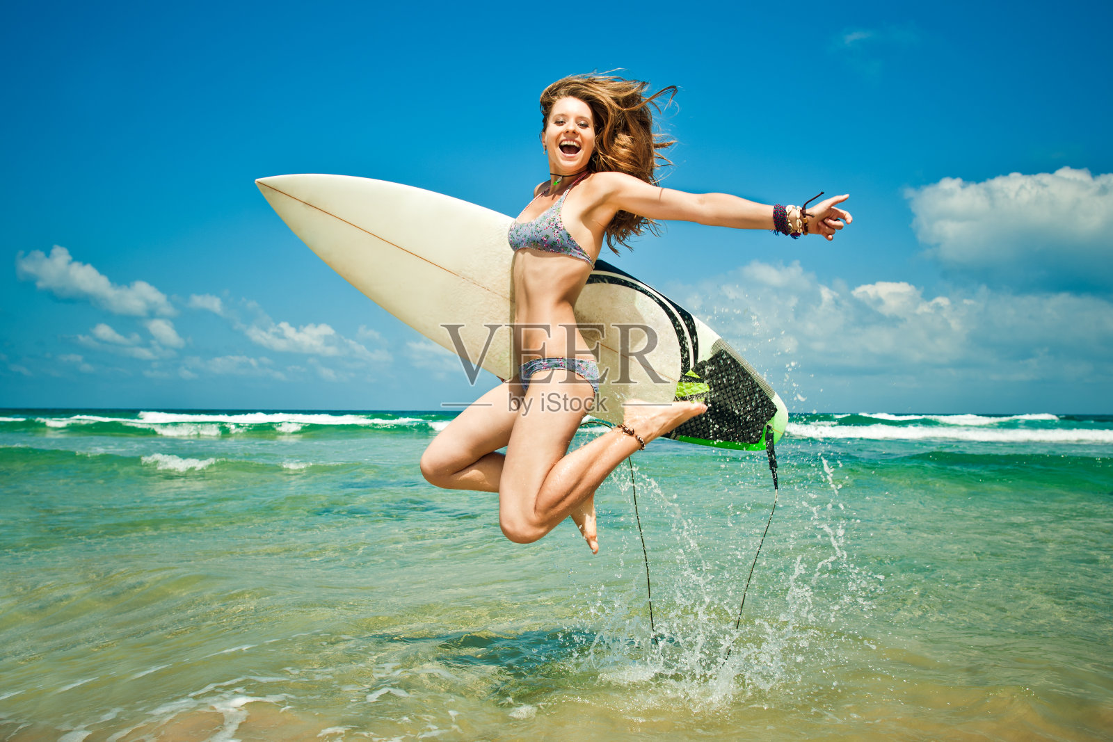 年轻女子在海滩上冲浪照片摄影图片