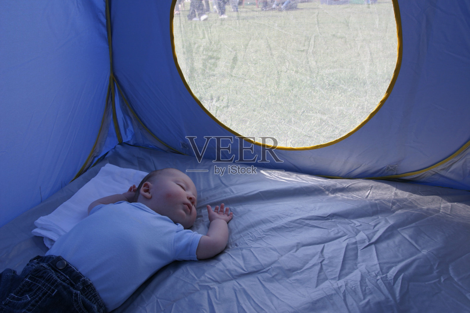 小男孩睡在帐篷里照片摄影图片