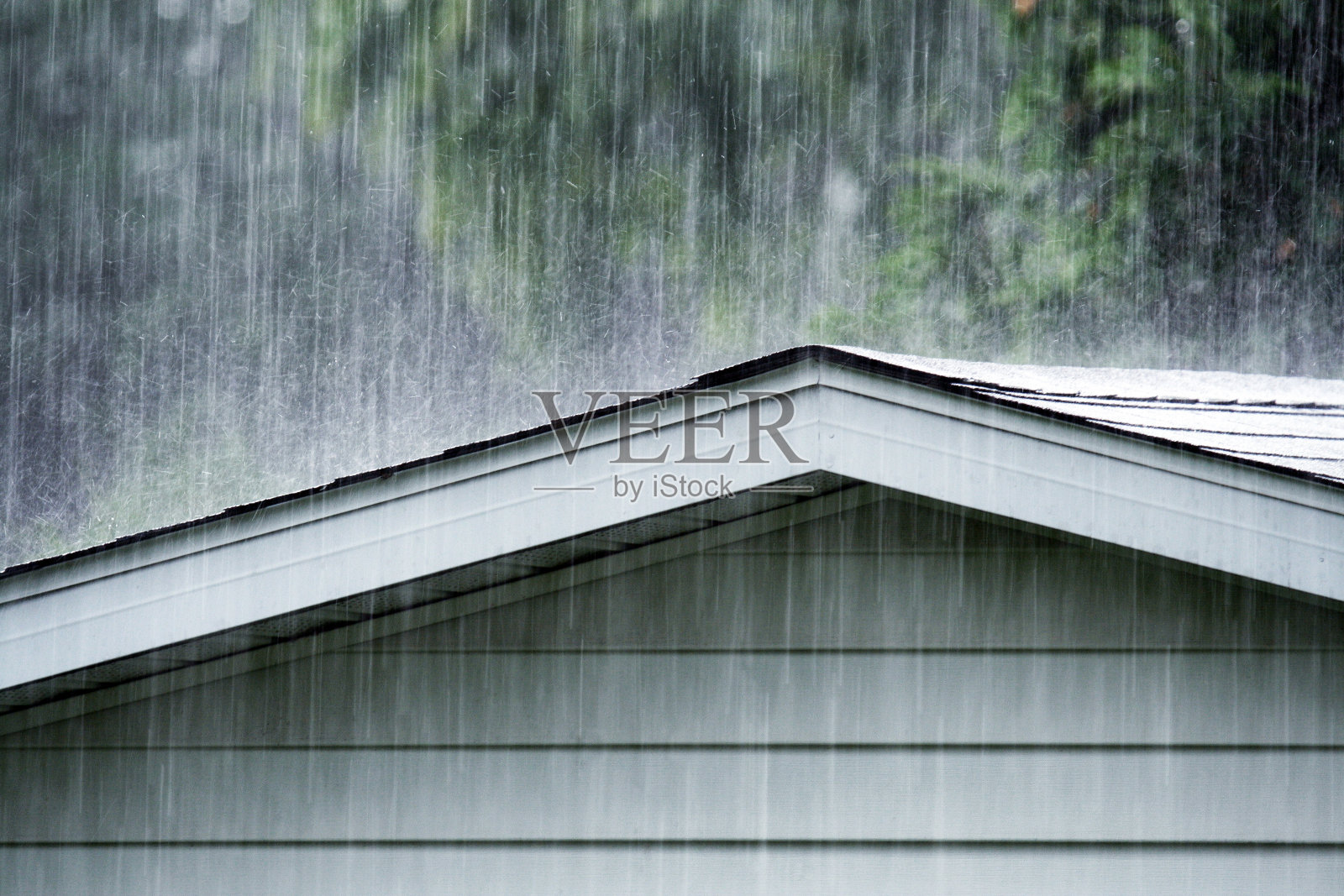 倾盆大雨淋在旧棚屋的屋顶上照片摄影图片