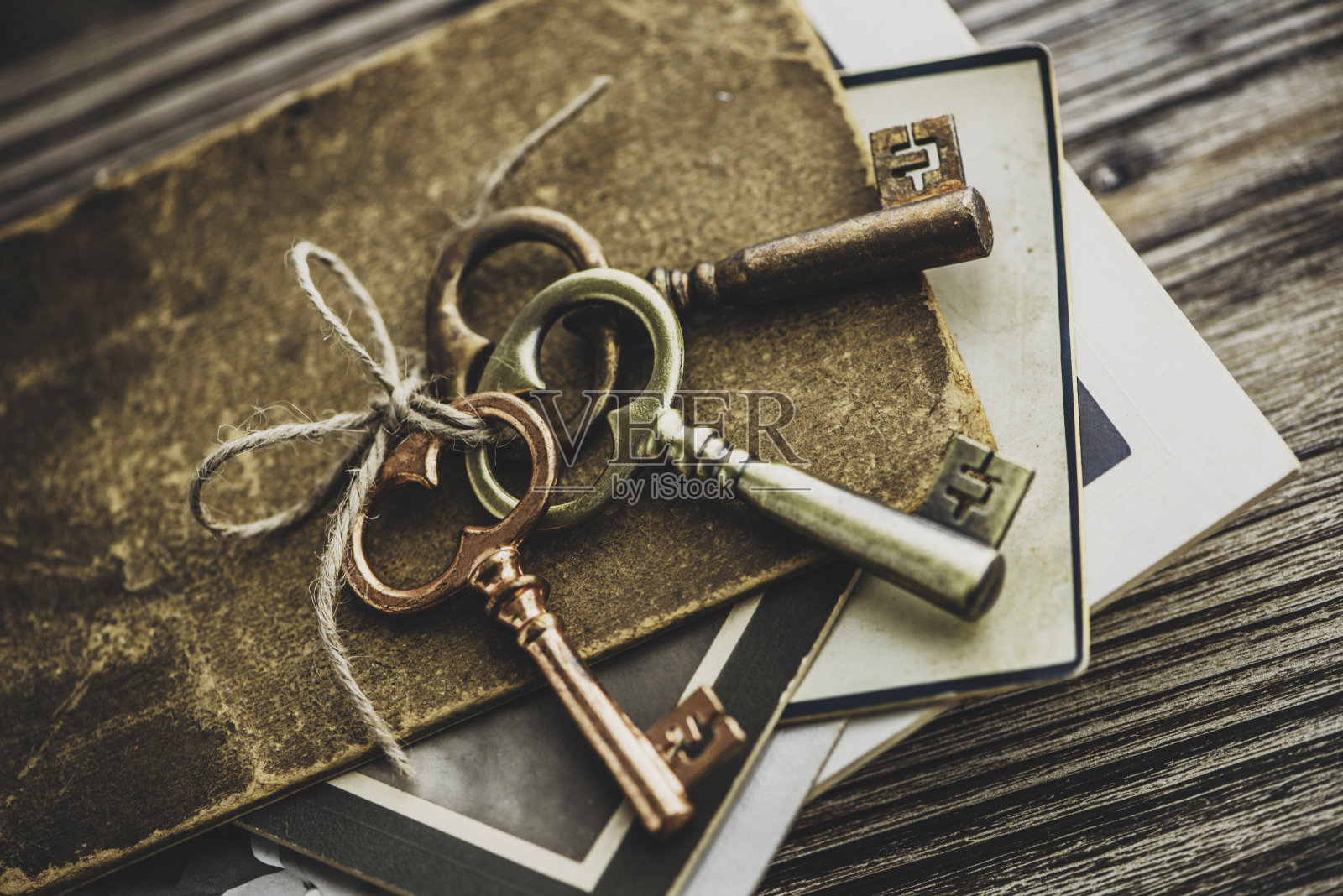 怀旧的纪念品。旧钥匙，日记和旧照片。照片摄影图片