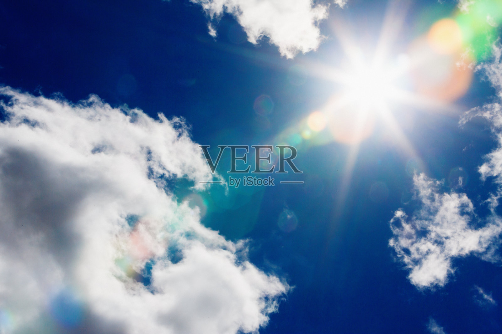 在薄云的天空中，正午太阳的辐射透镜耀斑照片摄影图片