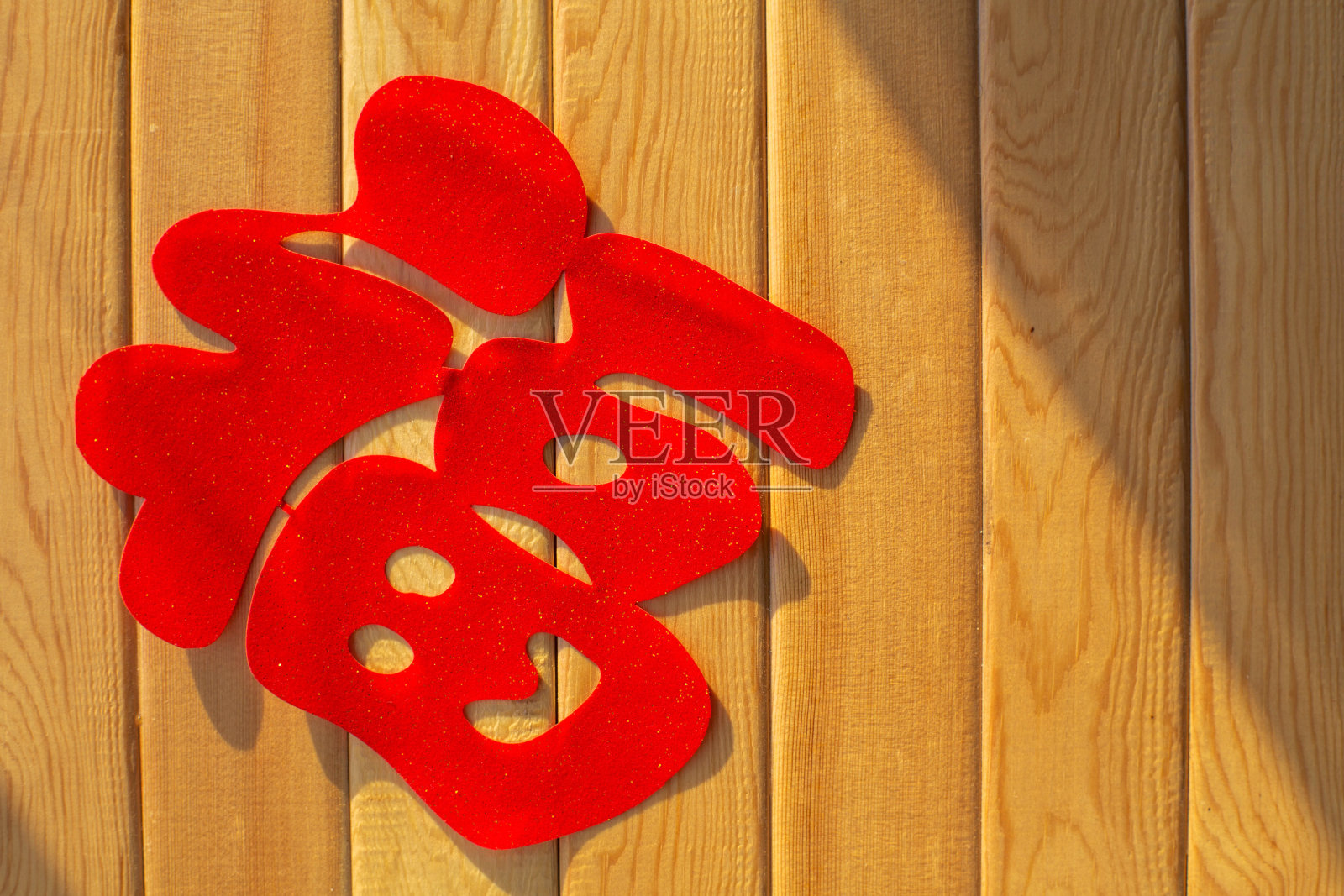 木制背景上的红色剪纸装饰“福”照片摄影图片