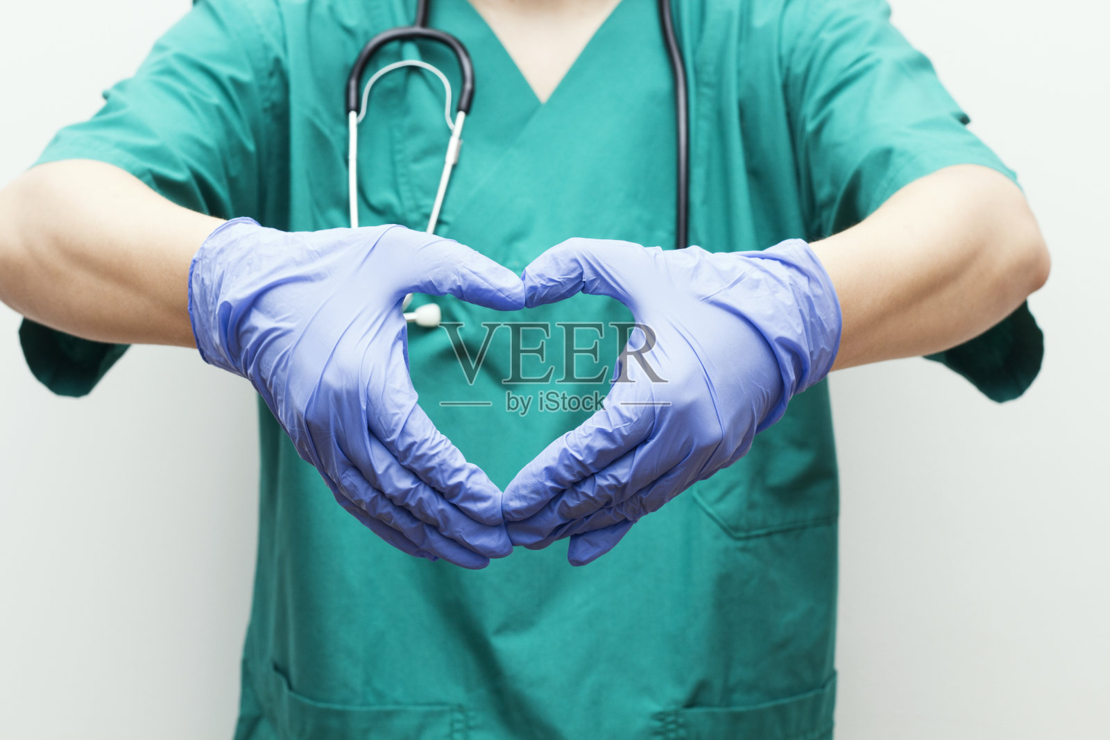 医生用手做心脏形状照片摄影图片